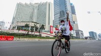 Seorang pengendara tampak melambaikan tangannya.