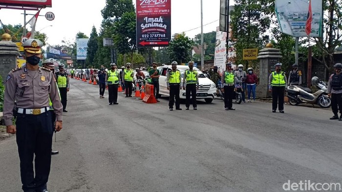 Polisi dan pengendara di Bandung Barat ikut memperingati HUT ke-75 RI.
