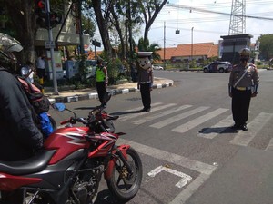 Khidmat Pengguna Jalan di Gresik Saat Detik-detik Proklamasi