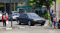Warga yang berada di sekitar lokasi juga tampak mengambil sikap sempurna.