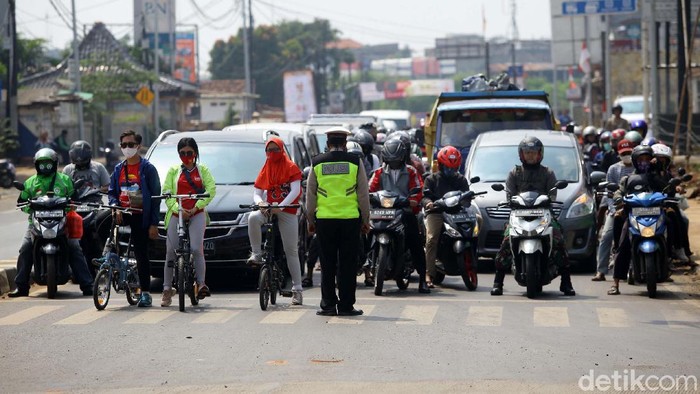 Peringatan detik-detik proklamasi berlangsung khidmat di perempatan Gaplek, Ciputat, Tangsel. Para pengendara berhentik sejenak dan mengambil sikap sempurna.