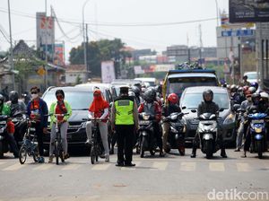Pengendara di Thamrin Berhenti Heningkan Cipta Peringati HUT ke-77 RI