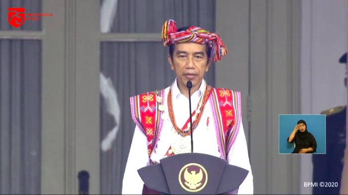 Presiden Joko Widodo memakai baju adat Timor Tengah Selatan