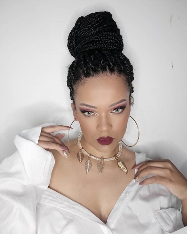 Dalam informasi di profil Instagram, ia memang mengaku sebagai impersonator Rihanna. Impersonator merupakan sebutan untuk orang-orang yang meniru artis atau tokoh terkenal. Foto: Instagram/@priscila.beatrice