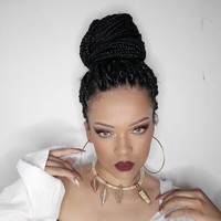 Dalam informasi di profil Instagram, ia memang mengaku sebagai impersonator Rihanna. Impersonator merupakan sebutan untuk orang-orang yang meniru artis atau tokoh terkenal. Foto: Instagram/@priscila.beatrice