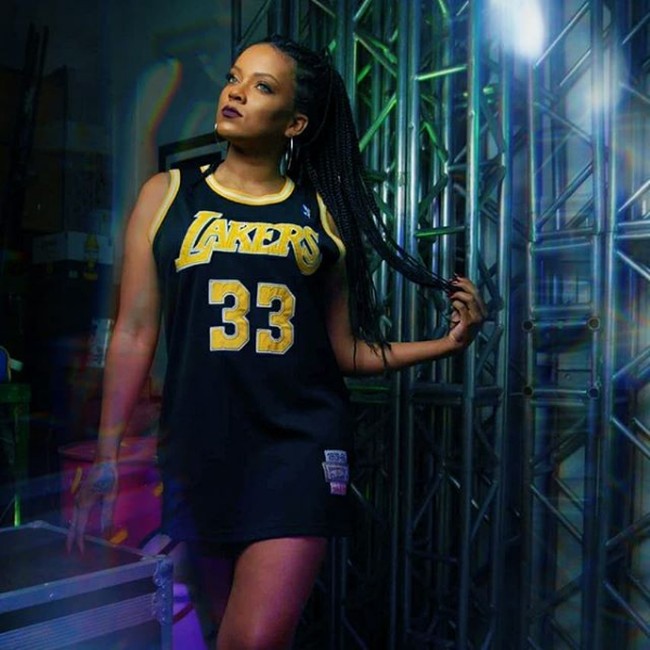 Mulai dari riasan wajah dan tatanan rambut, wanita 28 tahun berusaha tampil semirip mungkin dengan Rihanna. Foto: Instagram/@priscila.beatrice