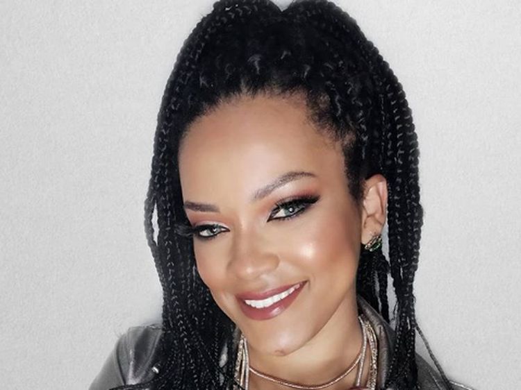 Viral Wanita Cantik Mirip Banget Rihanna, Sampai Menarik Perhatian Sang Artis