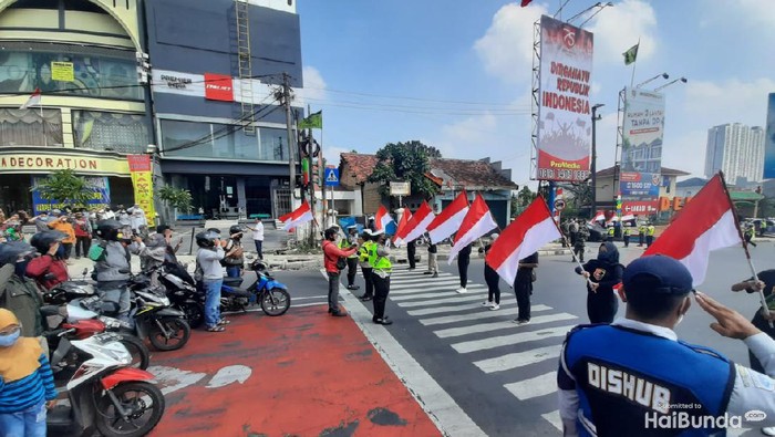 Prosesi pengibaran bendera dan pembacaan Proklamasi di Kota Depok