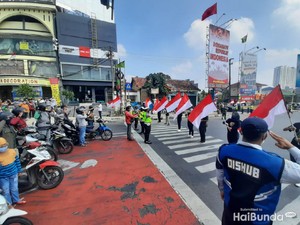 Khidmat, Begini Prosesi Pengibaran Bendera di Simpang TL Margonda Depok