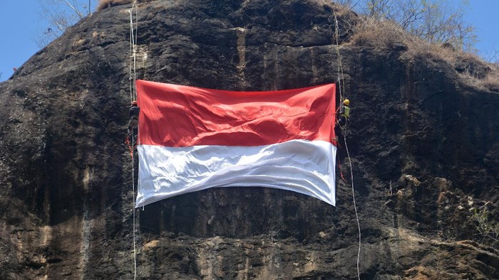 Pengibaran bendera Merah Putih dilakukan disejumlah lokasi di Indonesia. Mulai dari pantai hingga udara. Penasaran? Yuk, intip foto-fotonya!
