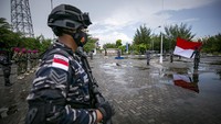 Personel TNI AL Gurus Kemanan Laut (Guskamla) Koarmada I memberi hormat saat pengibaran Bendera Merah Putih memperingati HUT ke-75 RI di Pulau Nipa, Batam, Kepulauan Riau, Senin (17/8/2020). Pulau Nipa merupakan pulau terdepan NKRI yang berada di Selat Malaka berbatasan dengan negara Singapura dan Malaysia. ANTARA FOTO/M N Kanwa.