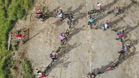 Sejumlah pehobi sepeda gunung atau Mountain Biker (MTB) mengikuti upacara bendera memperingati Hari Kemerdekaan ke-75 RI di Bukit Cacing, Dusun Medas Bentaur, Desa Tamansari, Kecamatan Gunungsari, Lombok Barat, NTB, Senin (17/8/2020).