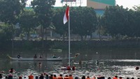 Di Banten, upacara bendera digelar di Situ Ciledug, Pamulang, Tangerang Selatan. ANTARA FOTO/Muhammad Iqbal.