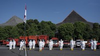 Relawan mengenakan baju hazmat saat mengikuti upacara peringatan HUT ke-75 Republik Indonesia di Kantor BPBD DIY, Umbulharjo, DI Yogyakarta, Senin (17/8/2020). Upacara yang diikuti sejumlah relawan Tim Kubur Cepat Posko Dukungan Operasional Satgas Penanganan COVID-19 DIY dengan memakai baju hazmat tersebut mengajak masyarakat untuk terus mematuhi protokol kesehatan selama pandemi COVID-19. ANTARA FOTO/Hendra Nurdiyansyah.
