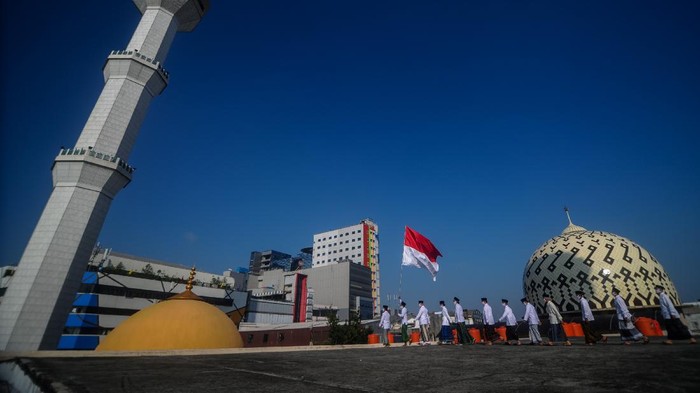 Pengibaran bendera Merah Putih dilakukan disejumlah lokasi di Indonesia. Mulai dari pantai hingga udara. Penasaran? Yuk, intip foto-fotonya!