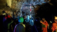 Peserta mengikuti upacara peringatan HUT ke-75 RI di Goa Kiskendo, Jatimulyo, Girimulyo, Kulon Progo, D.I Yogyakarta, Senin (17/8/2020). Acara yang digagas oleh Menoreh Adventure Experience, Pokdarwis Jatomulyo, TNI, Polri dan warga sekitar itu guna memperingati HUT ke-75 Kemerdekaan RI serta merefleksi perjuangan para pahlawan kemerdekaan. ANTARA FOTO/Andreas Fitri Atmoko.