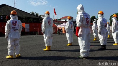 Semangat! Anggota TRC BPBD DIY Ini Upacara Pakai APD
