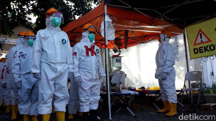 Semangat! Anggota TRC BPBD DIY Ini Upacara Pakai APD Anggota tim reaksi cepat (TRC) BPBD Yogyakarta melaksanakan upacara bendera HUT ke-75 RI. Dalam upacara itu semua peserta mengenakan alat pelindung diri (APD).