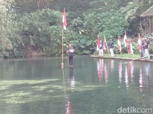 Sendang Seruni Banyuwangi Gelar Upacara di Tengah Telaga Nan Asri