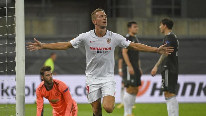 Sevilla vs Manchester United Sevillas Luuk de Jong celebrates after scoring his sides 2nd goal of the game during the Europa League semifinal soccer match between Sevilla and Manchester United in Cologne, Germany, Sunday, Aug. 16, 2020. (Ina Fassbender/Pool Via AP)