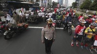 Sejumlah warga dari berbagai elemen terlihat berdiri tegak melakukan sikap sempurna saat momen detik-detik proklamasi. AP Photo/Achmad Ibrahim.