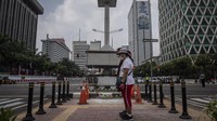 Di Jalan MH Thamrin, Jakarta Selatan, warga terlihat berhenti sejenak dan berdiri tegak dengan sikap sempurna selama 3 menit. ANTARA FOTO/Aprillio Akbar.
