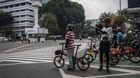 Kegiatan tersebut dilakukan mulai pukul 10.17 WIB hingga 10.20 WIB sebagai bentuk menghormati peringatan detik-detik proklamasi dalam HUT Ke-75 Kemerdekaan RI. ANTARA FOTO/Aprillio Akbar.
