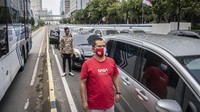 Para pengendera mobil pun , turun sejenak dari kendaraan untuk melakukan sikap sempurna. ANTARA FOTO/Aprillio Akbar.
