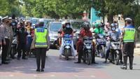 Petugas kepolisian menghentikan aktivitas pengendara di jalan protokol Indramayu, Jawa Barat, Senin (17/8//2020). ANTARA FOTO/Dedhez Anggara.