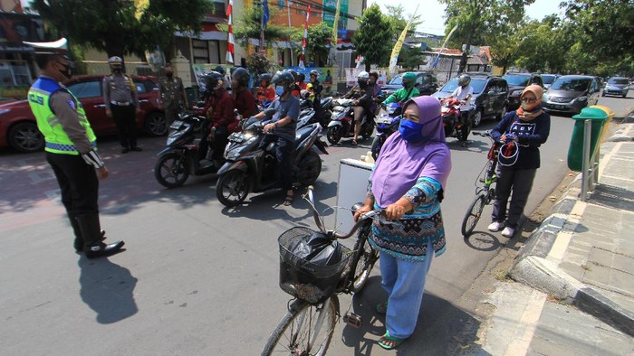 Momen detik-detik proklamasi dilakukan warga Indonesia dengan berhenti sejenak dari aktivitas dan berdiri melakukan sikap sempurna.