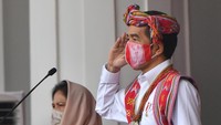 Presiden Joko Widodo (kanan) didampingi Ibu Negara Iriana Joko Widodo (kiri) memberi hormat saat pengibaran Bendera Merah Putih pada Upacara Peringatan Detik-Detik Proklamasi 1945 di Istana Merdeka, Jakarta, Senin (17/8/2020). ANTARA FOTO/Agus Suparto/Handout.