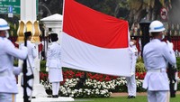 Pasukan Pengibar Bendera Pusaka (Paskibraka) bersiap mengibarkan Bendera Merah Putih saat Upacara Peringatan Detik-Detik Proklamasi 1945 yang dipimpin oleh Presiden Joko Widodo di Istana Merdeka, Jakarta, Senin (17/8/2020). ANTARA FOTO/Agus Suparto/Handout.