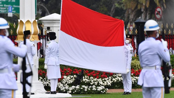 Momen detik-detik proklamasi dilakukan warga Indonesia dengan berhenti sejenak dari aktivitas dan berdiri melakukan sikap sempurna.