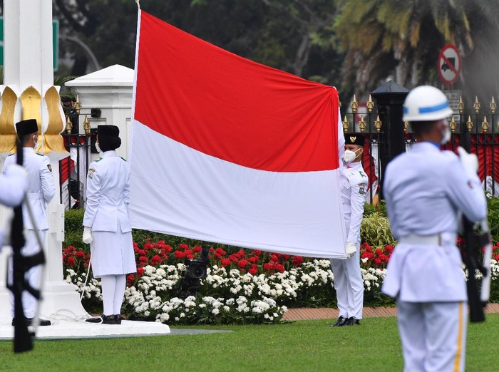 Momen detik-detik proklamasi dilakukan warga Indonesia dengan berhenti sejenak dari aktivitas dan berdiri melakukan sikap sempurna.