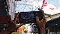 PT Jakarta Propertindo (Jakpro) bersama mitra KSO (kerja sama operasi)  mengibarkan bendera merah putih raksasa di lokasi proyek Jakarta Internasional Stadium, Tanjung Priok, Jakarta Utara untuk memperingati Hari Ulang Tahun (HUT) Kemerdekaan Republik Indonesia ke-75, Senin.