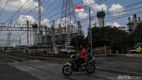Bendera merah putih  berukuran 17 x 8 meter itu dikibarkan menggunakan crane setinggi 45 meter.