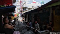Di sisi lain pembangunan Stadion ini akan menggusur perkampungan Kampung Bayam yang berdekatan dengan Stadion itu. 