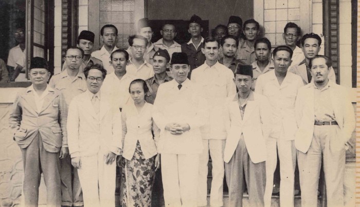 SK Trimurti bersama Sukarno dkk (Dok. Perpustakaan Nasional)