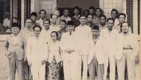 SK Trimurti merupakan wartawan perempuan Indonesia yang punya jejak penting dalam pers Indonesia. Ia pernah tercatat sebagai redaktur dari mingguan Bedoeg yang terbit di Solo. Di tahun 1936 ia menerbitkan majalah Marhaeni. SK Trimurti juga pernah menjabat sebagai Menteri Perburuhan di era Kabinet Amir Sjarifuddin. (Keterangan foto Trimurti (tengah) bersama Sukarno dkk/Dok. Perpustakaan Nasional)