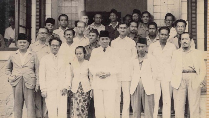 SK Trimurti bersama Sukarno dkk (Dok. Perpustakaan Nasional)