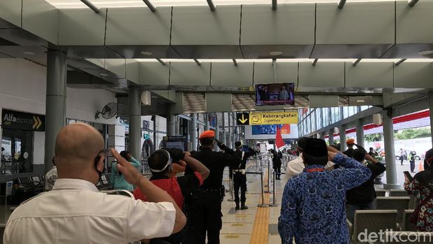 Suasana HUT ke-75 RI di Stasiun Senen
