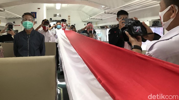 Suasana HUT ke-75 RI di Stasiun Senen
