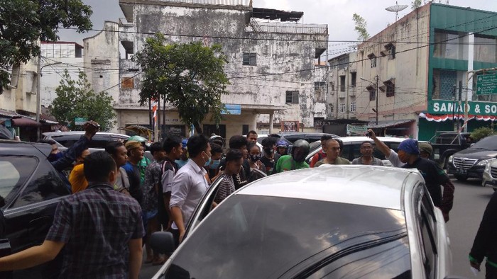 Suasana saat polisi amankan 3 terduga anggota geng motor di Medan (Datuk Haris-detikcom)