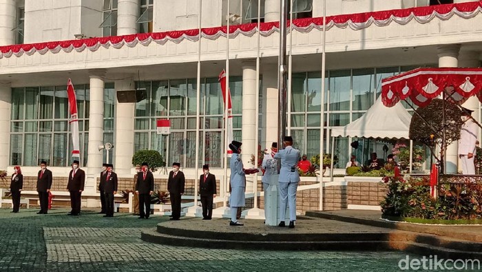 Suasana upacara HUT ke-75 RI di kantor Gubsu, Medan (Ahmad Arfah Fansuri/detikcom)