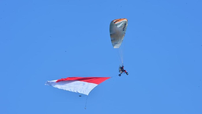 TNI AU selaku pembina Federasi Aero Sport Indonesia (FASI) cabang olahraga Paramotor mengibarkan bendera merah putih di ketinggian 2.020 meter (Dok. Istimewa)