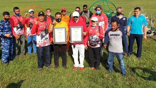 TNI AU selaku pembina Federasi Aero Sport Indonesia (FASI) cabang olahraga Paramotor mengibarkan bendera merah putih di ketinggian 2.020 meter (Dok. Istimewa)