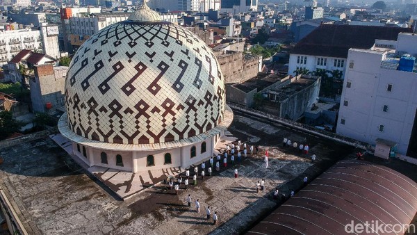 Potret Upacara Bendera di Atap Masjid