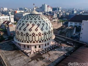 Potret Upacara Bendera di Atap Masjid