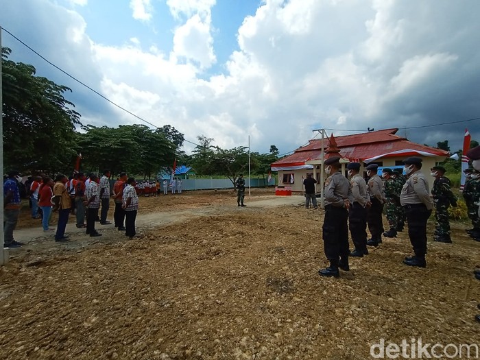 Upacara 17 Agustus, peringatan HUT ke-75 RI, pertama kali di Kampung Mosso. (Wilpret Siagian/detikcom)