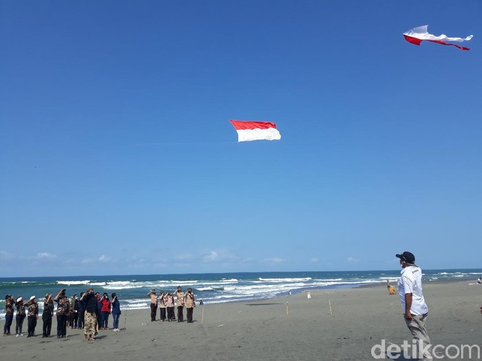 Upacara bendera di Pantai Parangkusumo, 17 Agustus 2020